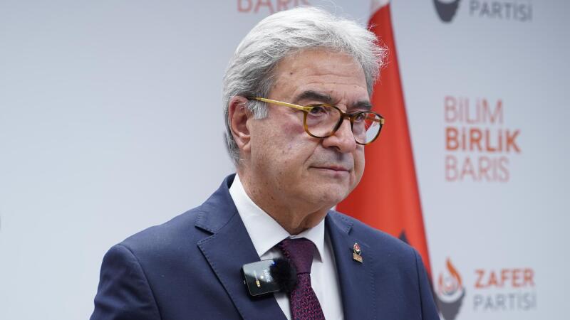 Prof. Dr. Ali Şehirlioğlu, Ümit Özdağ'a uygulanan hukuksuzluğa ilişkin basın toplantısı düzenledi